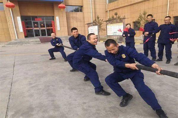 中国救援队员枕路基坚守，担当与疲惫的交织