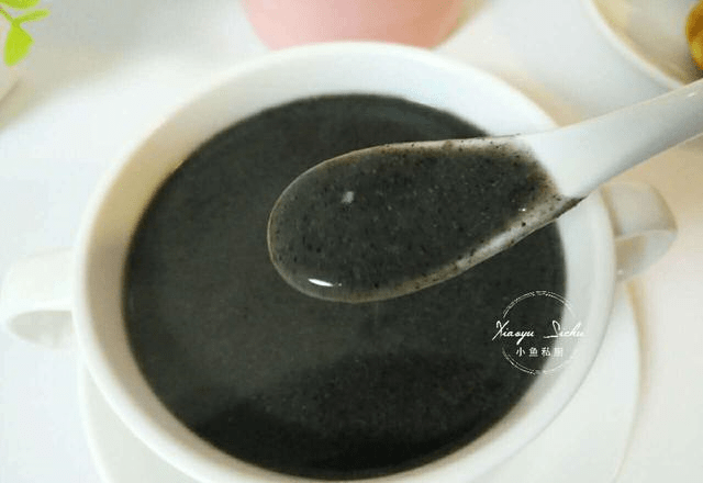 杯中吸管脏成黑芝麻糊，女生的意外发现与反思