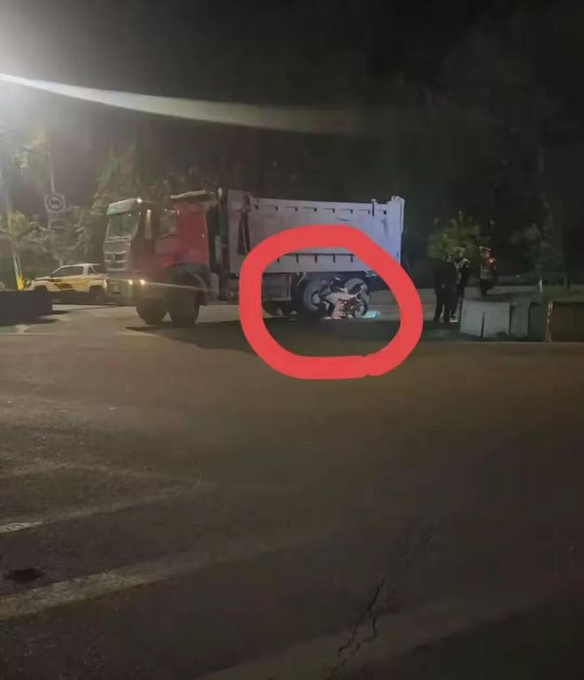 22岁离世女骑手事故后续，家属寻求目击者以明确责任