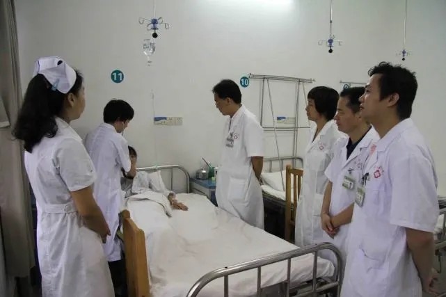 上海三级医院全面试点免陪护，医护人员的体验与观察