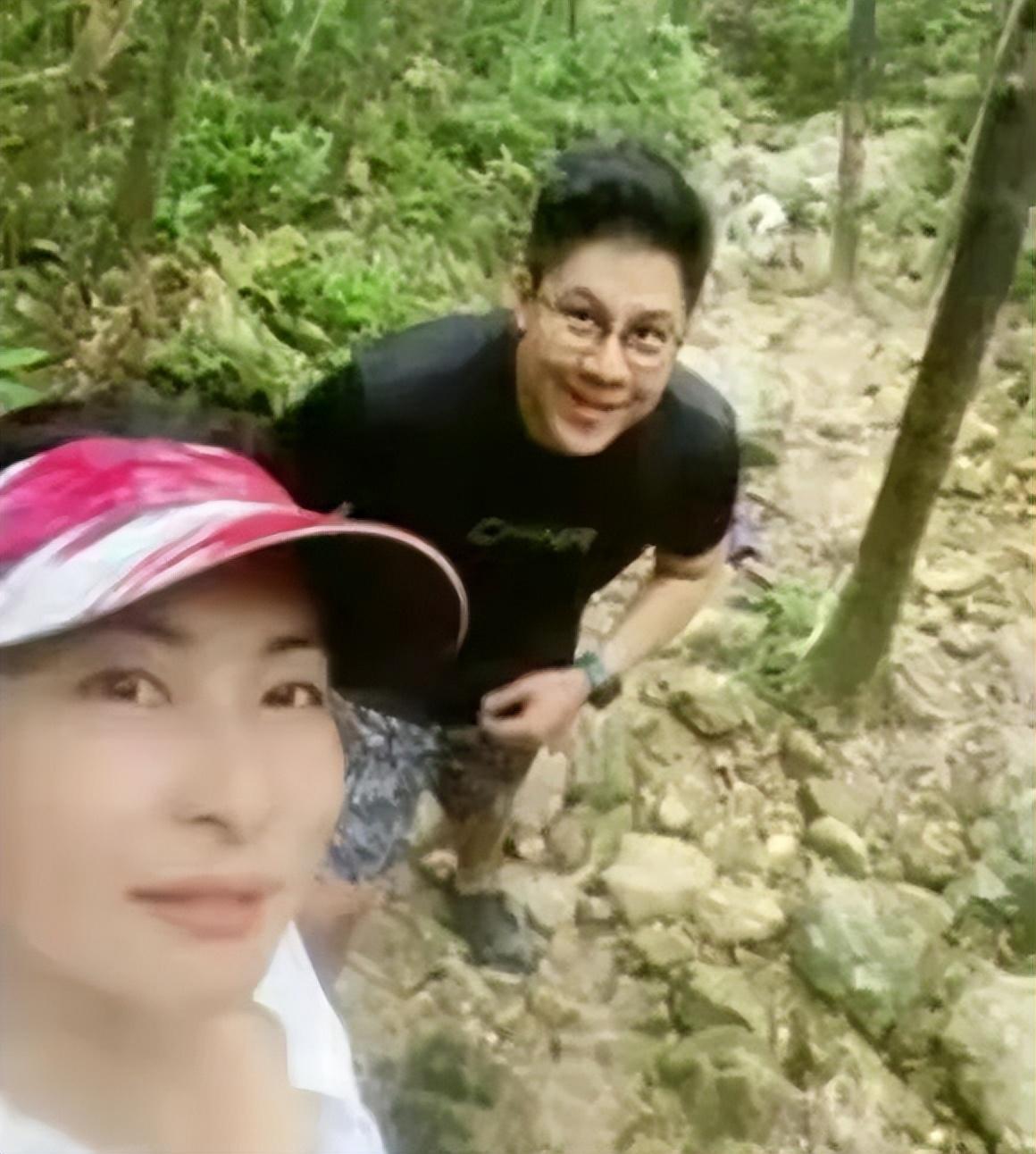 郭晶晶霍启刚假期带娃爬山，运动育儿典范之旅