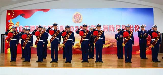 中国救援队成员起飞前的父子情深与责任至上，深情告别瞬间记录