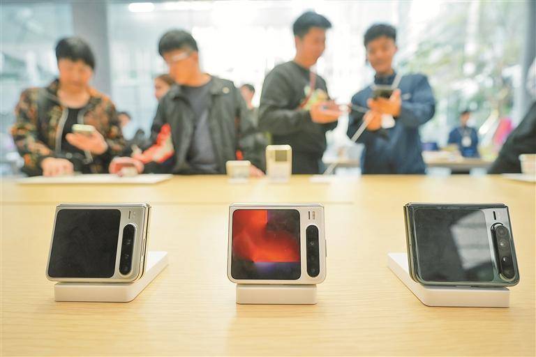 华为折叠屏手机开售火爆，十分钟内缺货，市场反响热烈引期待