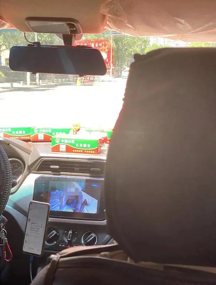 女子打顺风车遭遇司机播放不雅视频，网络出行中的伦理底线与安全警示