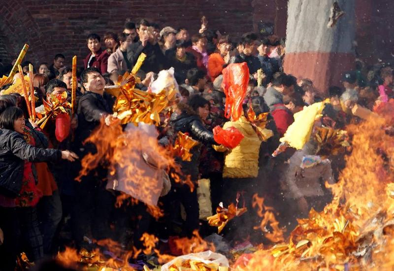 烟雾中的奇迹，祭祖上香经历生死转折，一口烟救男子一命