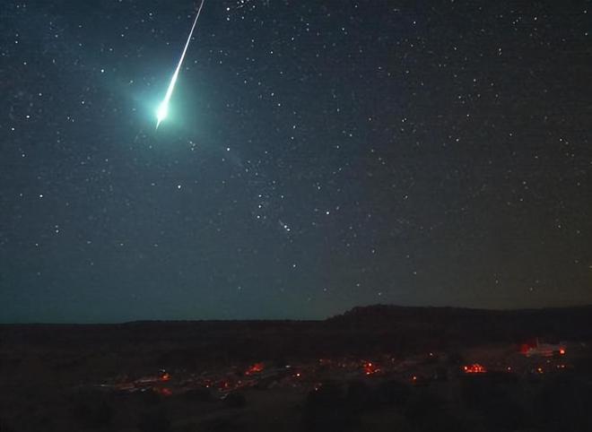 浙江上海夜空神秘明亮物体揭秘，专家解读火流星现象揭秘揭秘浙江上海夜空神秘物体真相，火流星观测与解析