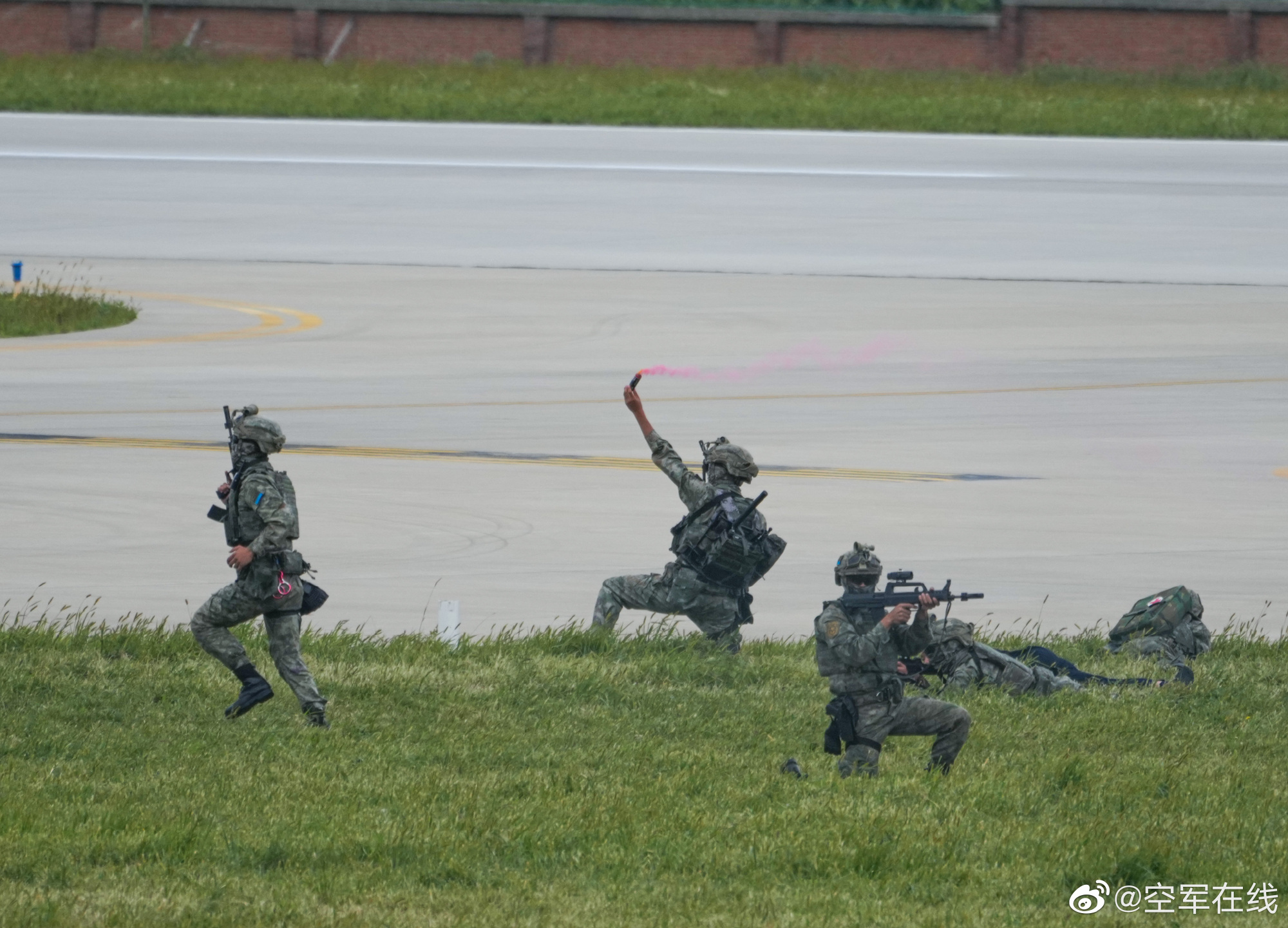 建议，空降兵空中突击分队反恐营救行动震撼演示！