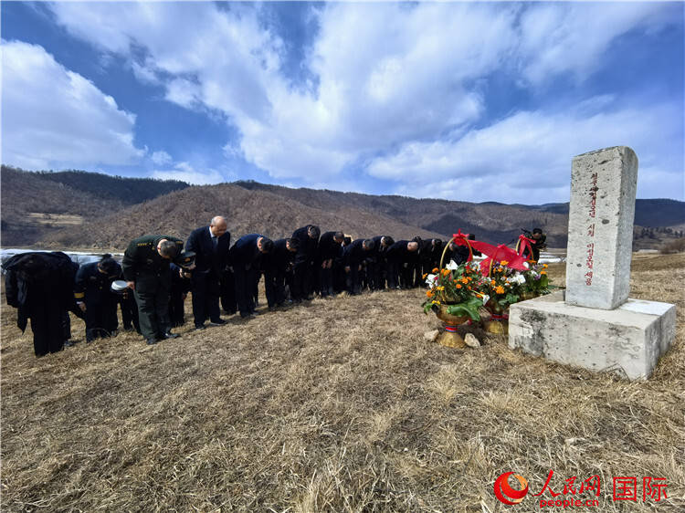 永恒英雄赞歌，青山埋忠骨，史册载功勋