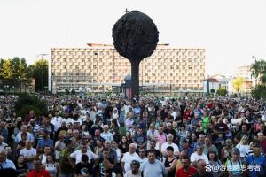 塞尔维亚锂矿争议引发大规模抗议，政治风波背后的真相及武契奇的表态警告政变策划揭秘