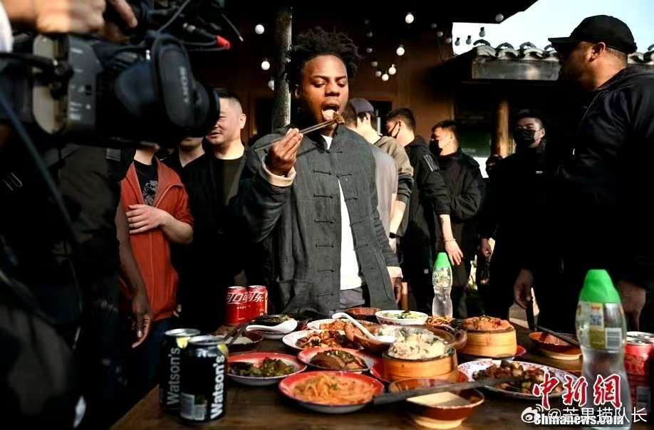 甲亢哥与保镖的食欲之旅，一场关于食欲的奇妙探索