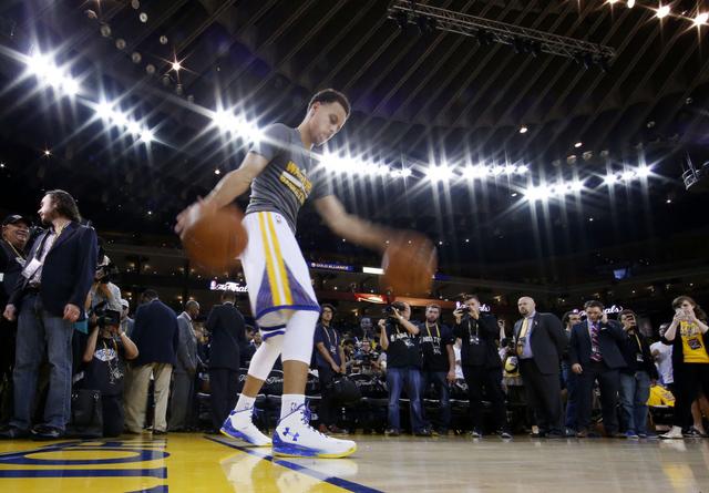 湖人主场高喊库里MVP，球迷震撼呼唤背后的故事！