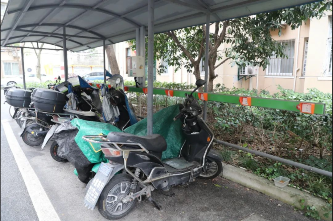 女子家中玩具车电池爆炸引发火灾，惊险瞬间曝光