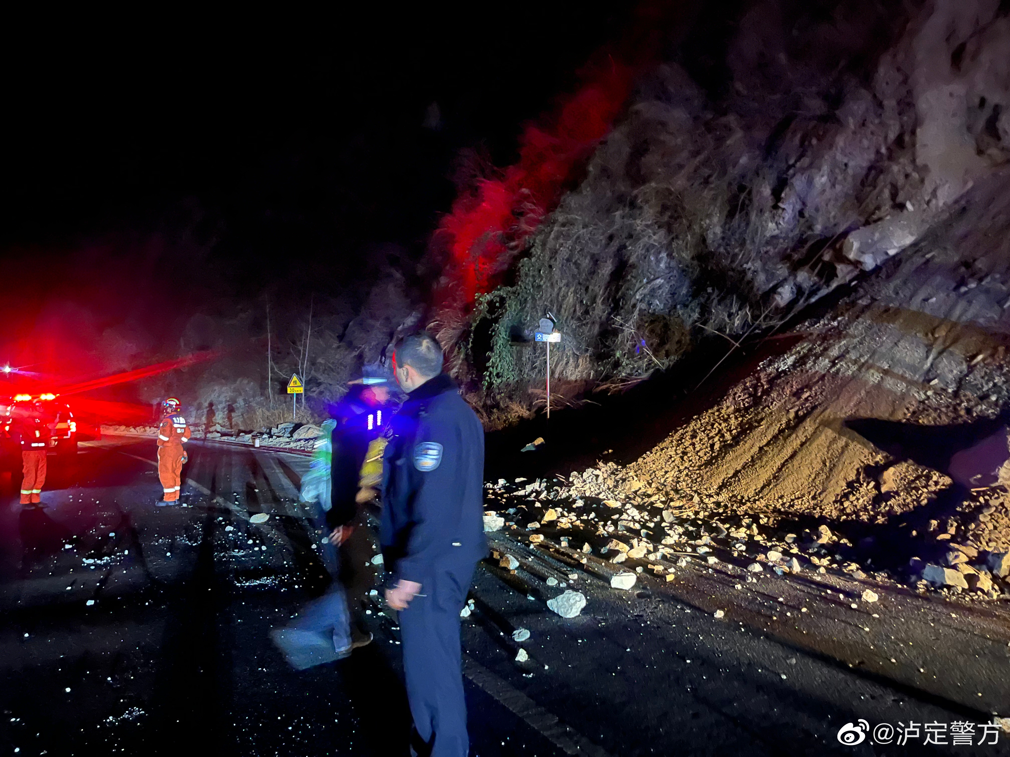 交通运输部紧急响应泸定地震受损公路修复工作，边坡垮塌、高位滑坡等修复进行中，共涉及公路受损点达172处