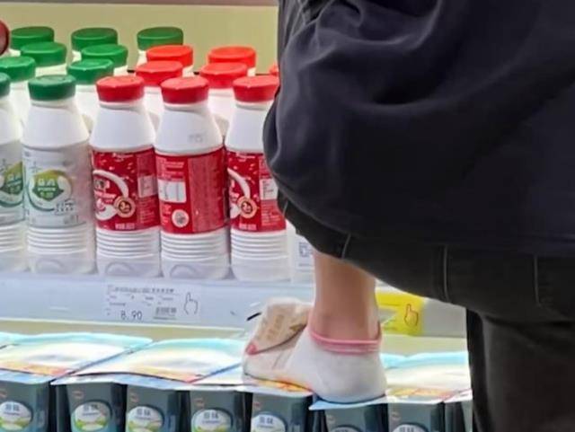 超市员工脱袜子踩冷藏牛奶事件引发回应与反思，牛奶销毁，员工开除处理通知