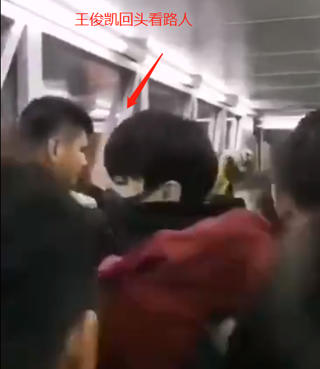 女粉丝摸保镖肌肉背后的深思，甲亢哥的困惑与感慨