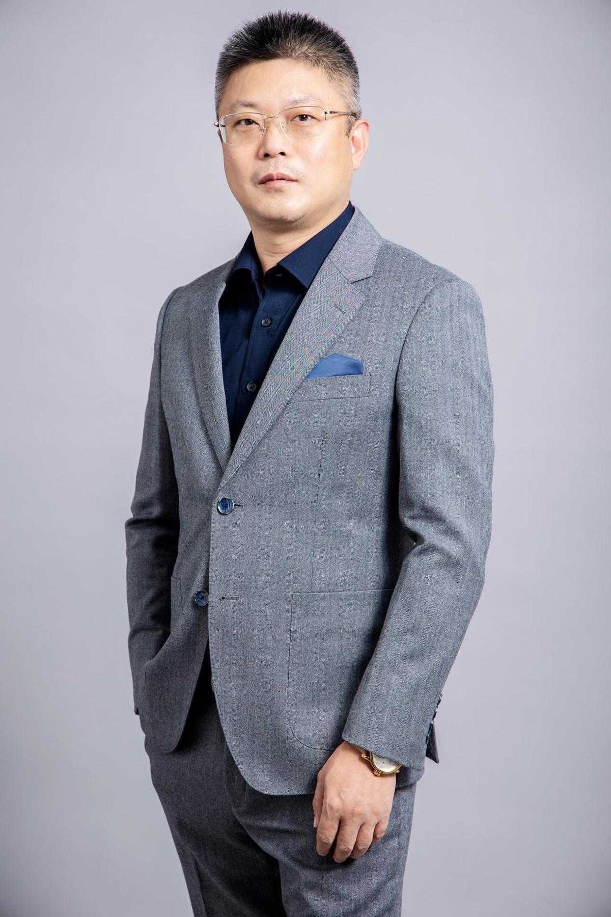 清华大学国家金融研究院副院长王娴主持高峰论坛，探讨宏观形势、可持续发展与投资机会关系