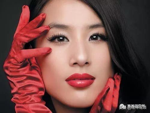 鞠婧祎陈都灵合作圆满收官，杀青合照曝光，两位女神的合影热议不断