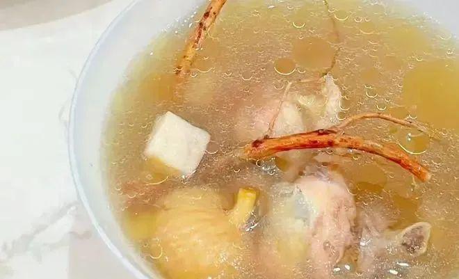 全家喝五指毛桃煲鸡汤中毒，两人进ICU紧急抢救