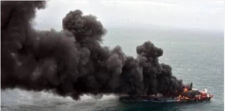 马六甲海峡货船严重倾斜危机，195个集装箱装载遇险记
