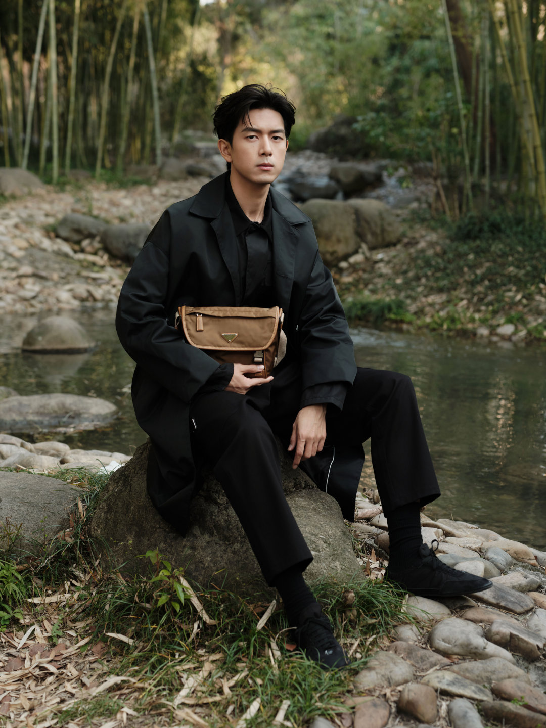 李现手持七斤镜头，专注拍摄每一只鸟