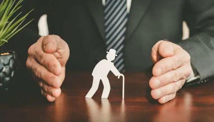 个人养老金税收优惠政策下的抵扣上限探究，国常会释放三大信号，1.2万元抵扣上限背后的考量与解读