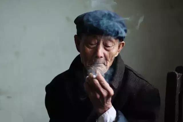 孙子被抢走后爷爷悲痛欲绝，一天抽五六盒烟导致离世