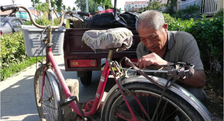 湖南临湘老人占道卖菜引发冲突，城市管理的挑战与反思