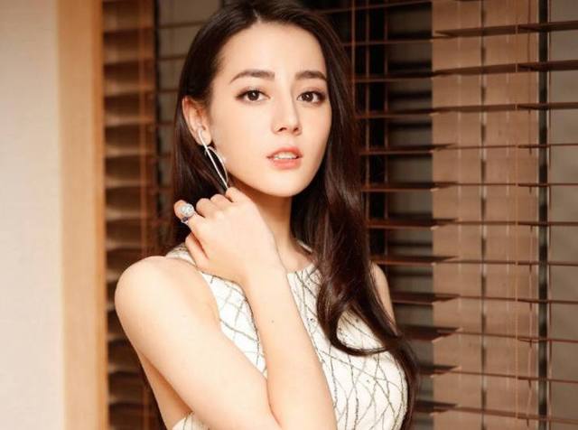 迪丽热巴三连拍，瞬间魅力与风采展现
