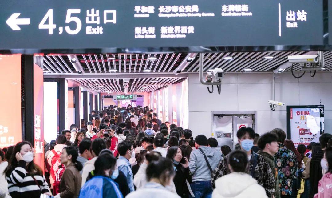 地铁19号线早高峰发车间隔缩短，提升通勤效率缓解城市交通压力