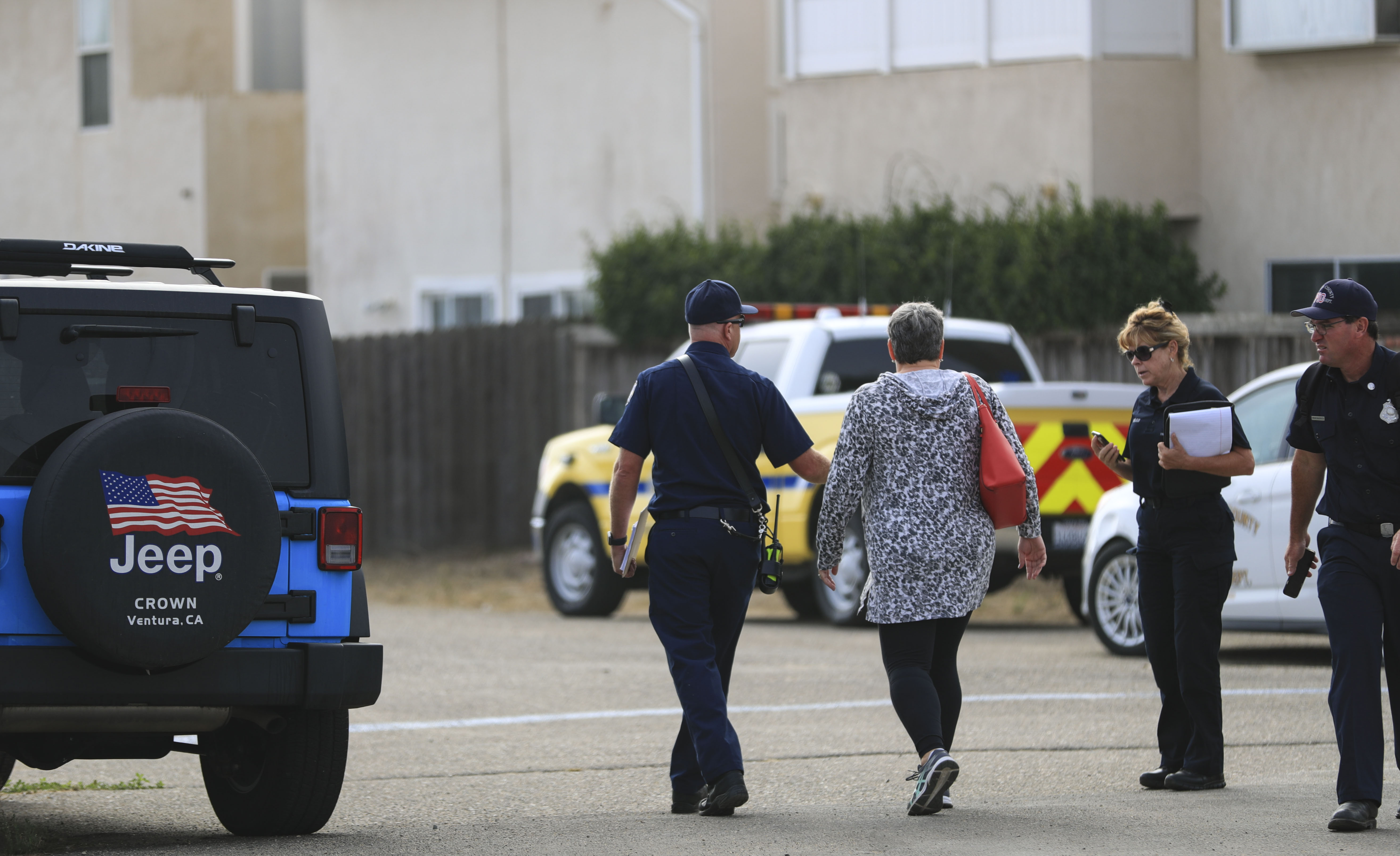 突发火灾致军人丧命事件、持刀行凶与美国债务违约警报再度响起，全球安全与经济风险交织