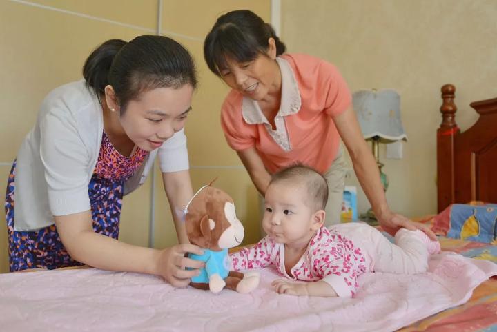 上门居家婴幼儿照护服务新模式，十七部门推动托育机构与家政企业合作创新实践