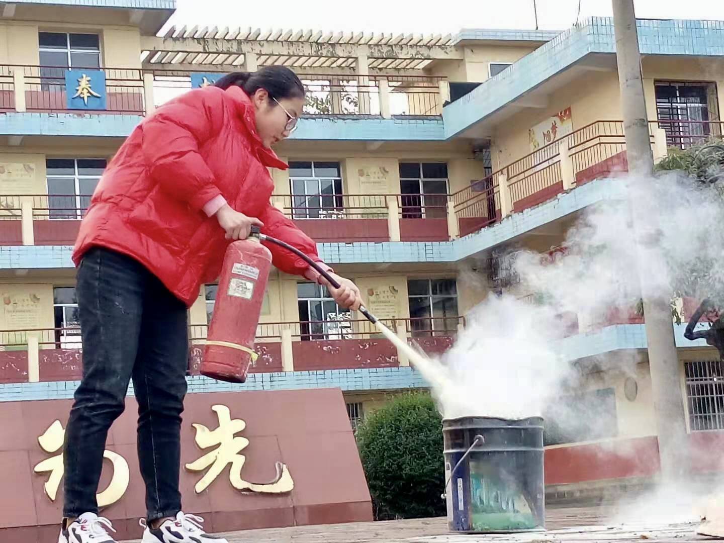 地震中的守护者，中学老师冷静指挥学生撤离