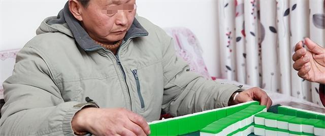 男子与牌友争执后因病去世，法律责任的界定