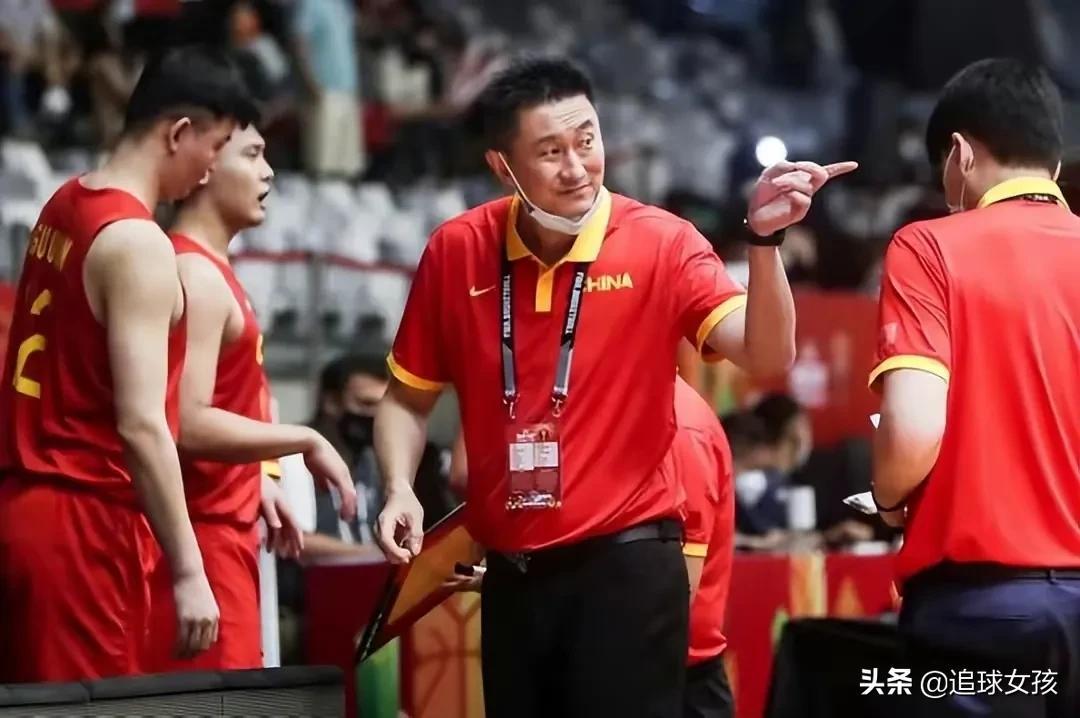 中国男篮更衣室风采展现，环境与球员精神的完美结合
