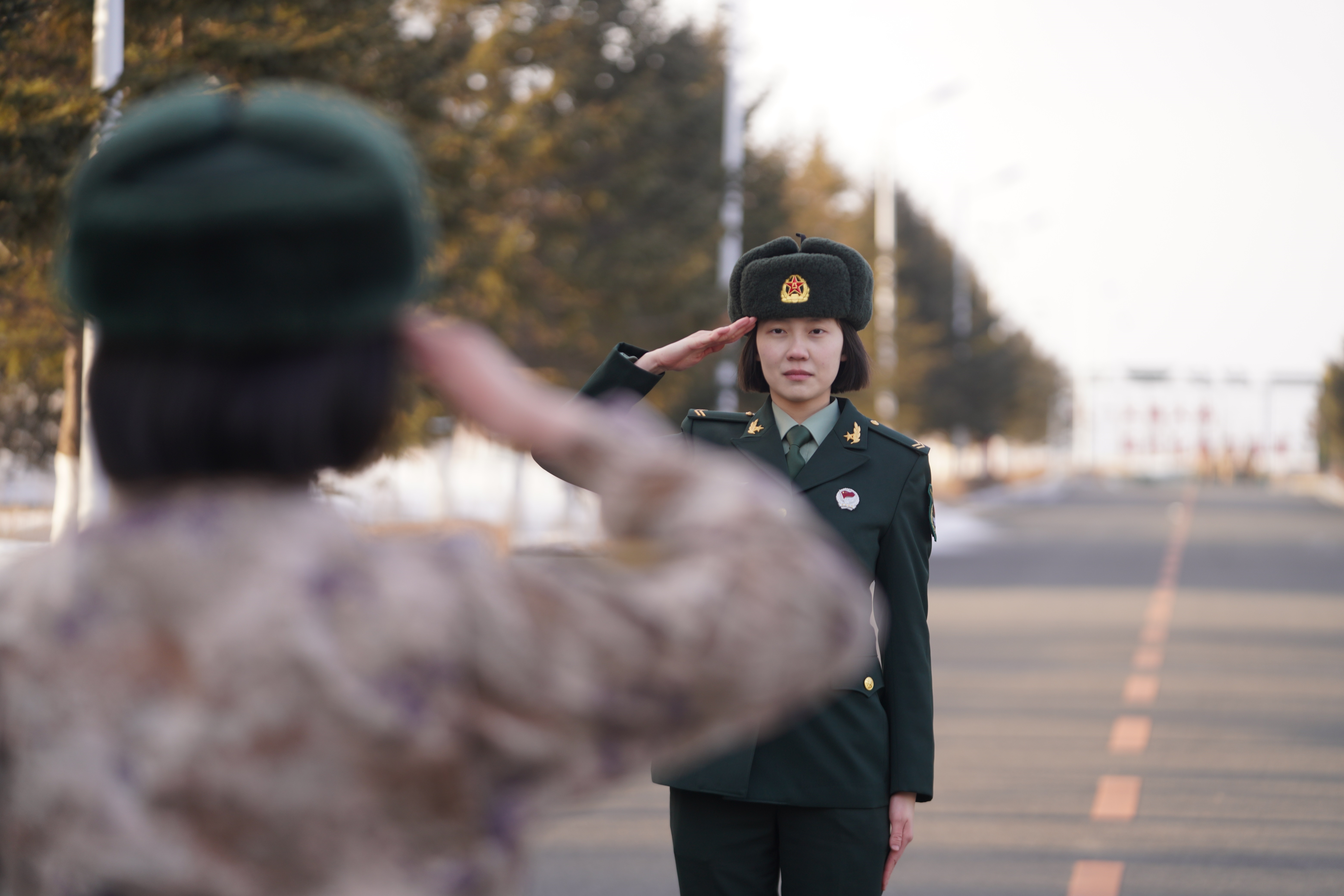 跨越冰墙的敬意，退役女兵与执勤官兵的深情军礼交流