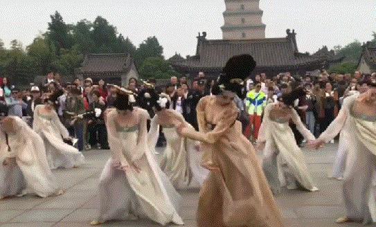 小火苗与镜片的秘密，一场独特的冒险之旅