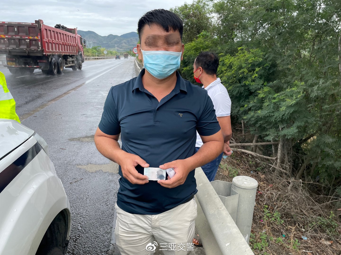 男子下高速让后排兄弟付路费，友情考验的背后故事