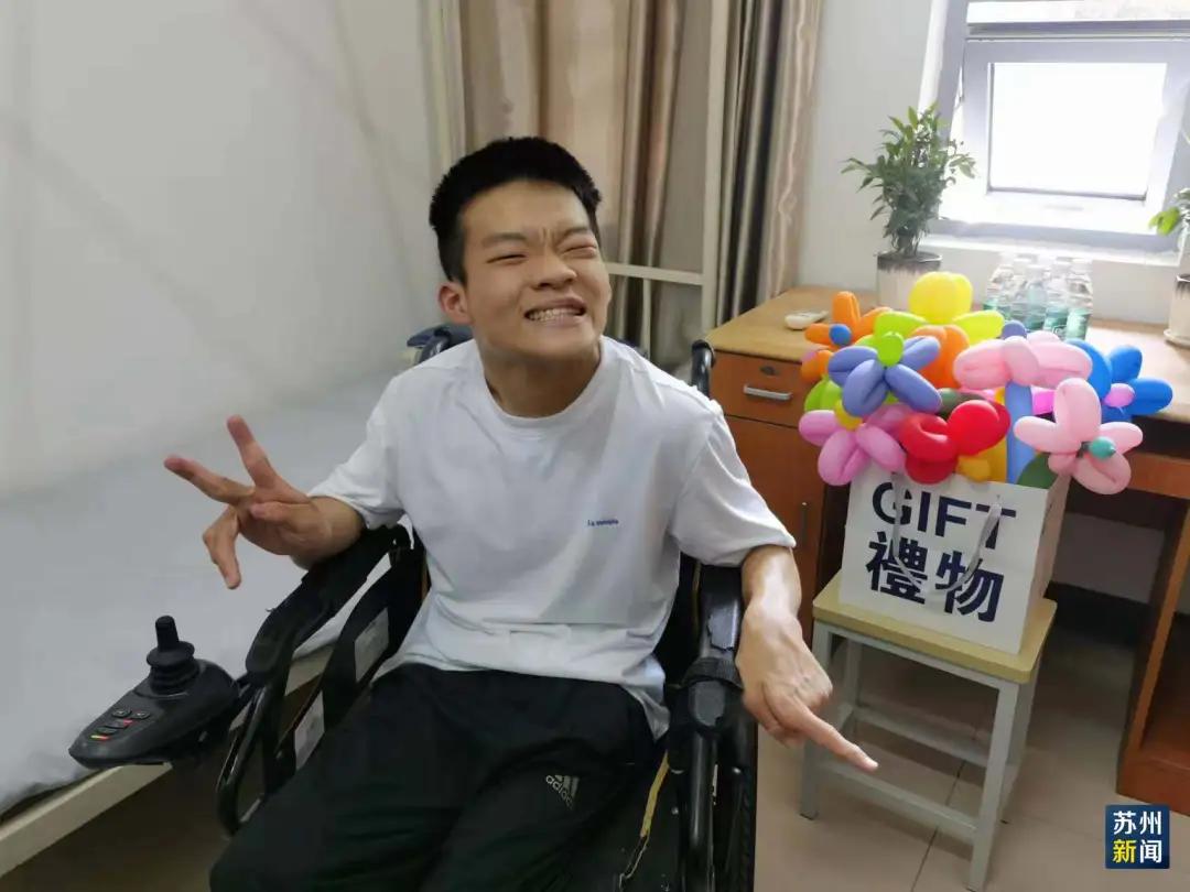 脑瘫男孩时隔21年重返治疗医院见习，时间的奇迹展现生命坚韧