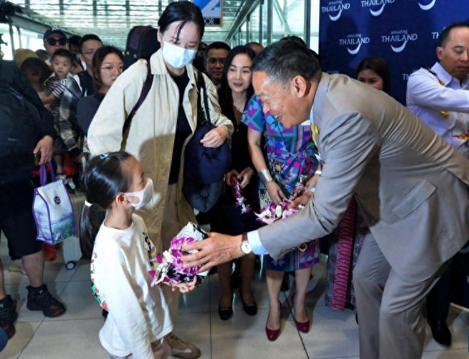 泰总理回国后立即关注儿童事务，一刻不停歇的关爱之旅