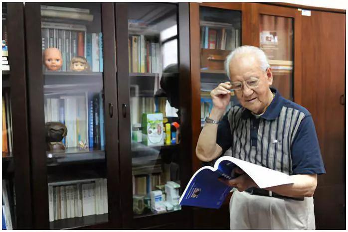 黄旭华院士逝世，撒贝宁深切哀悼，献上花篮挽联致敬