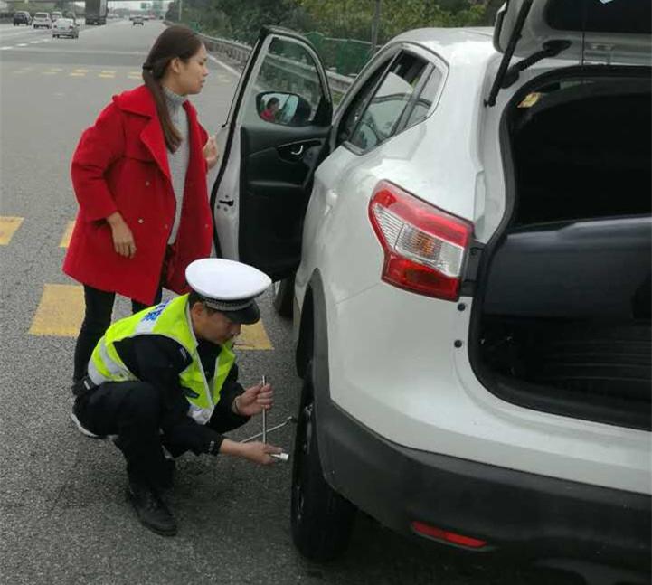 男子快车道紧急换胎，民警迅速处置展现职责担当