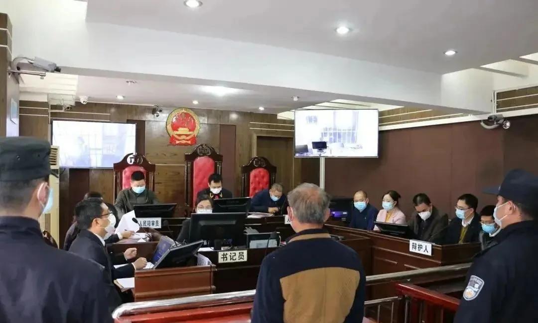 成都知名火锅店因后厨不当行为引发关注，紧急停业整顿