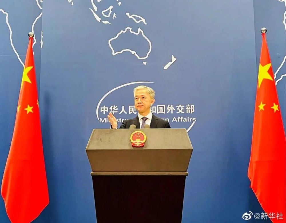 美国务卿记者会上突发状况，记者被紧急抬离现场