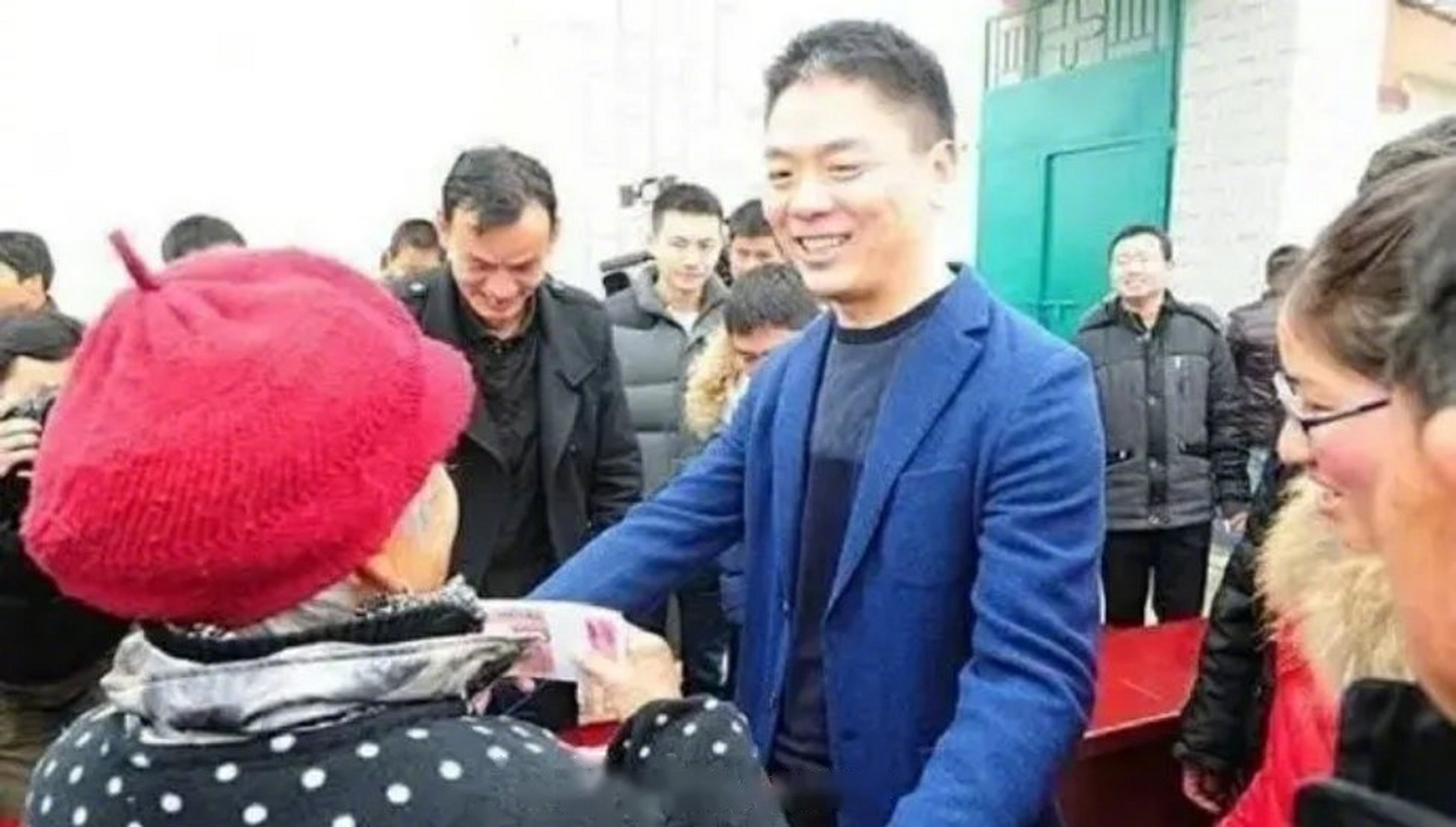 刘强东再次慷慨回馈家乡，村民热议现金厚礼引发关注