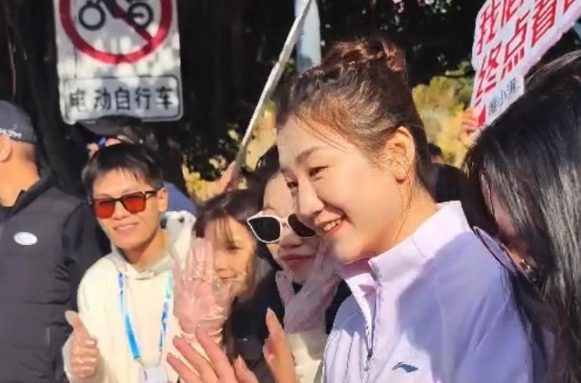 陈梦现身厦门马拉松现场，激情与坚持的完美结合，为跑者加油鼓劲