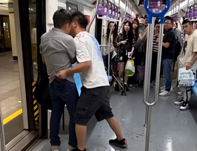 男子地铁站护妻引发激烈冲突，妻子保护之争还是情绪失控？