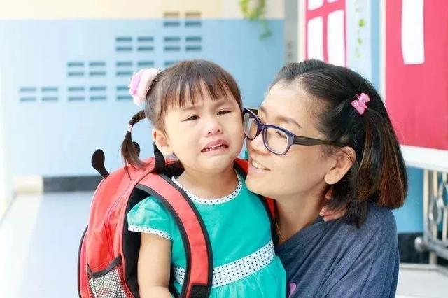地震中的大爱幼师，怀抱四娃展现无私勇气