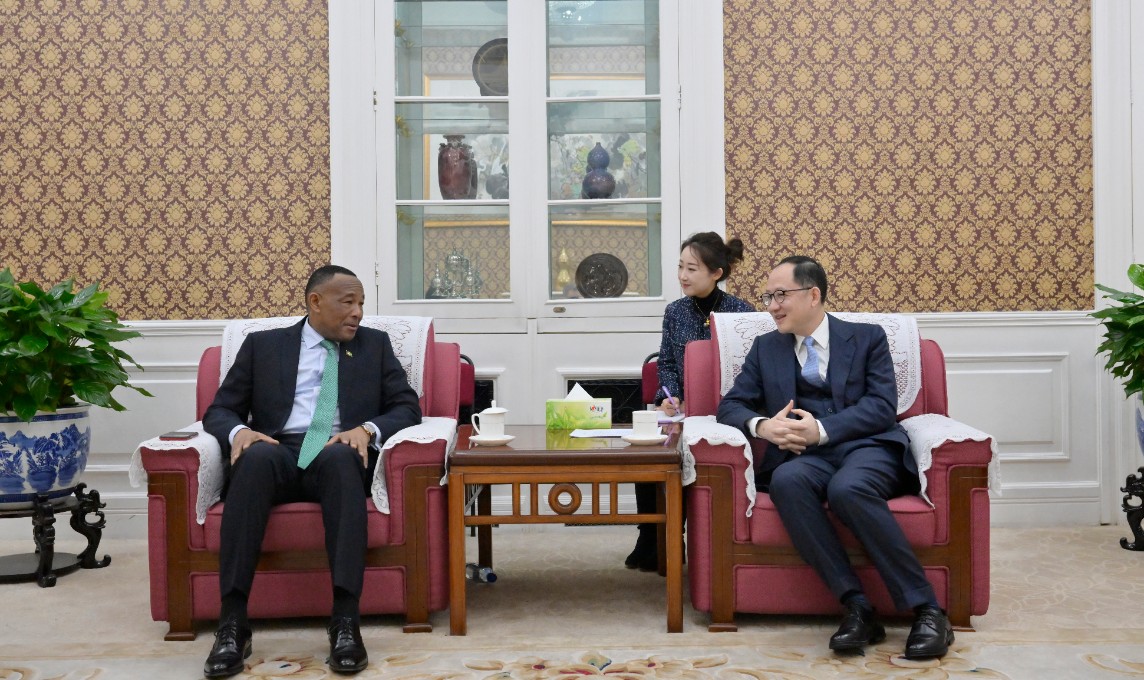 冯飞与英国商业贸易部国务大臣道格拉斯·亚历山大深化中英经贸合作会谈