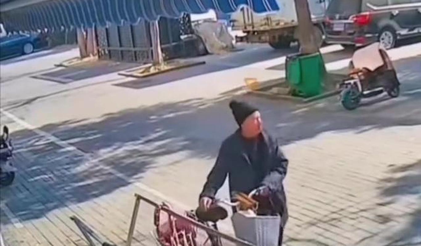 大爷顺走腊肉引发追逐，店主骑车勇敢追回