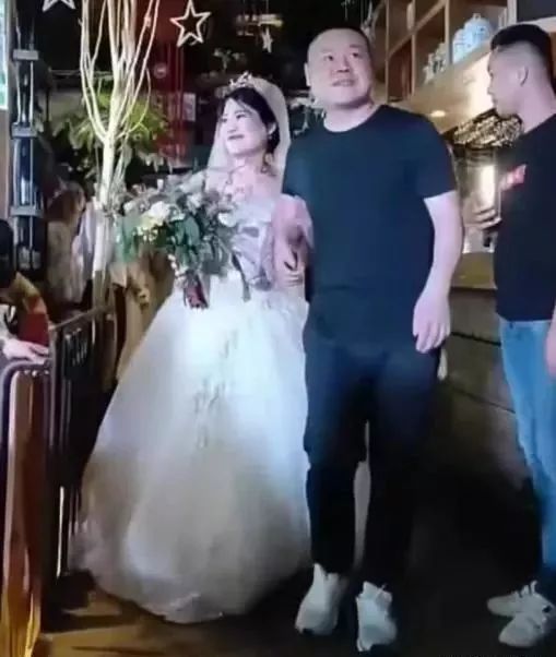 伴郎团破门而入，意外插曲中的婚礼欢乐与新娘姐姐的遭遇